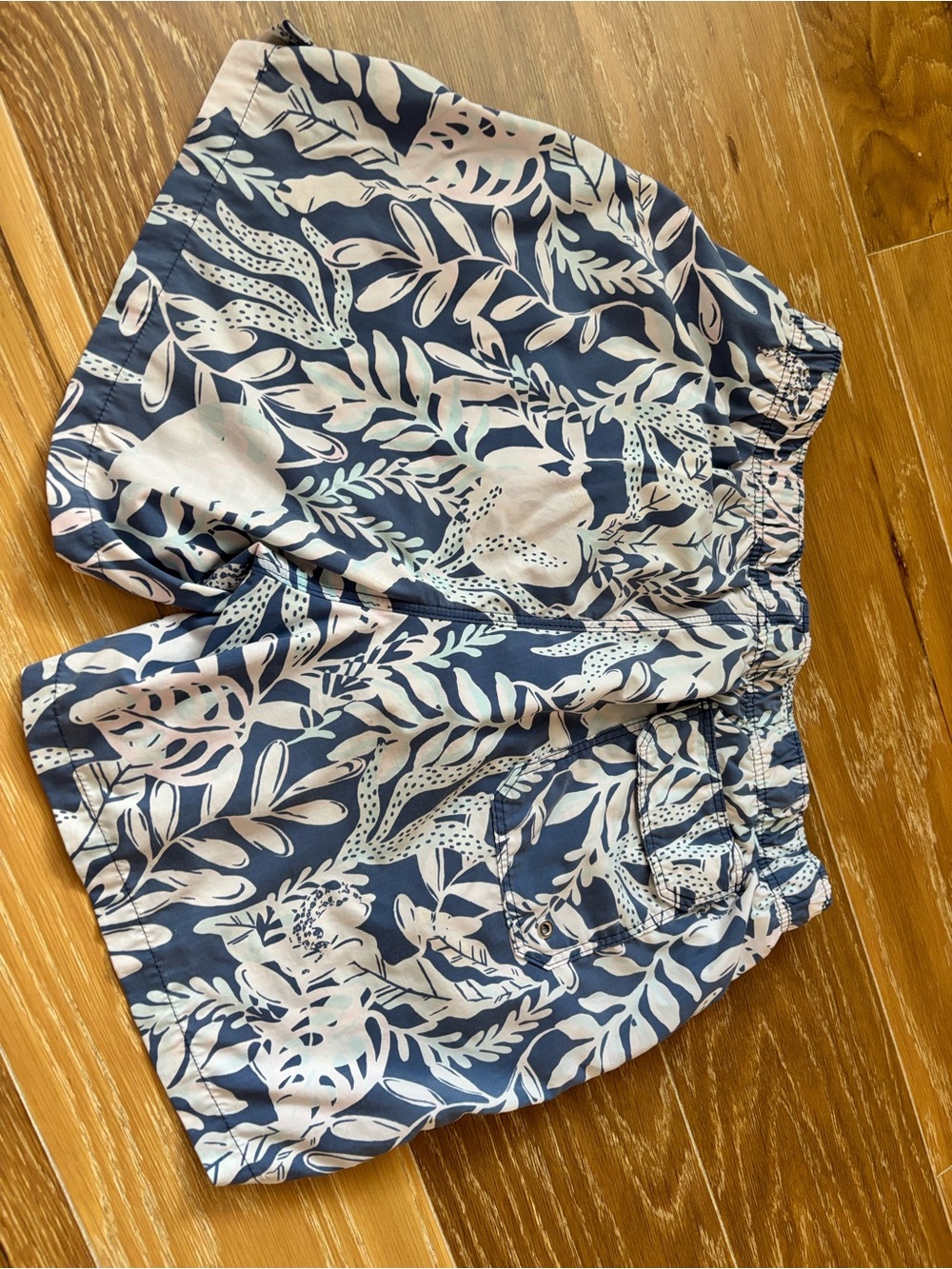 Men’s XL Lilly Pulitzer "Capri" Swim Trunks in the "You've Been Spotted" print